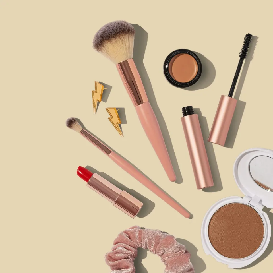 Produse cosmetice așezate pe un fundal bej