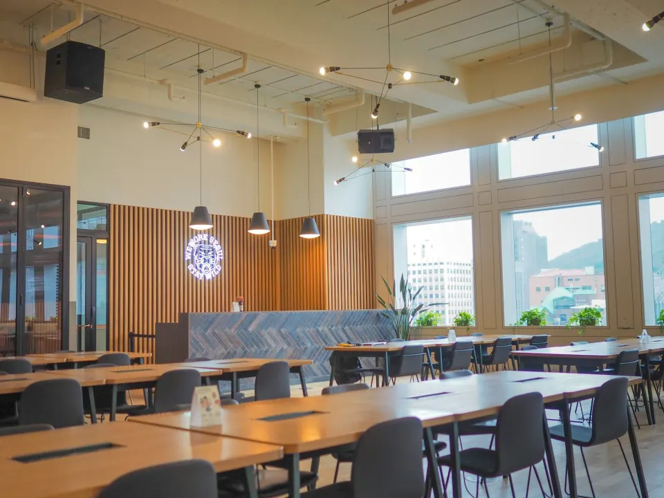 Food court luminos cu mese și scaune