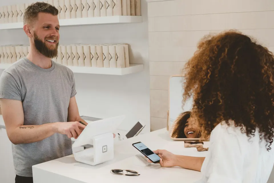 Plată contactless cu cardul la casă