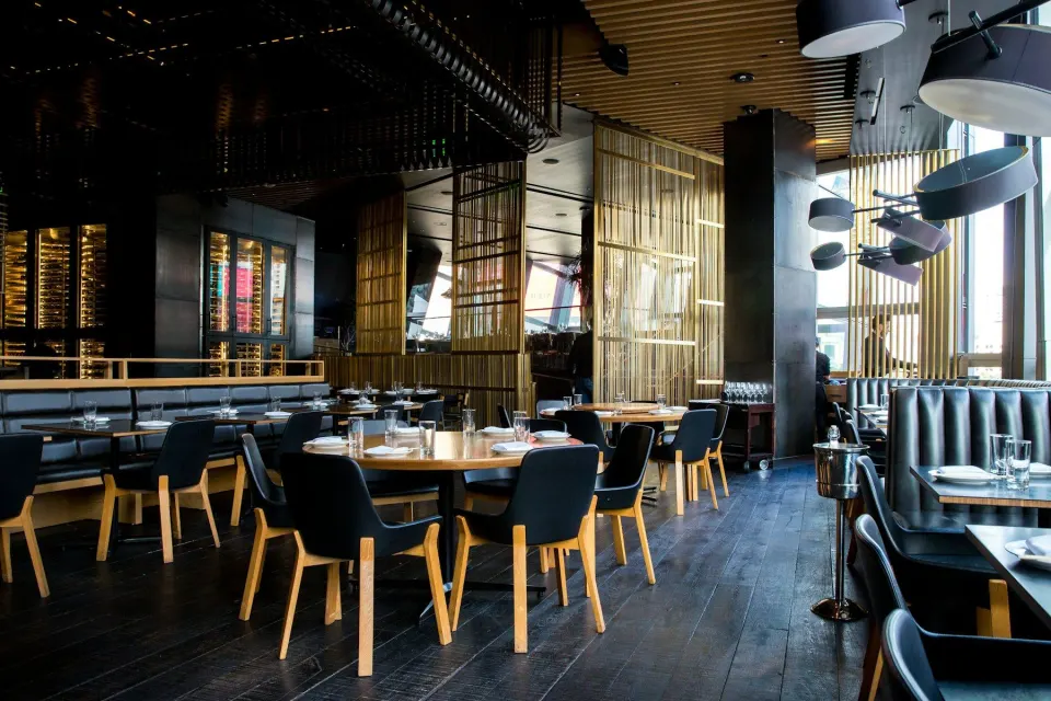 Interior de restaurant cu lumină caldă