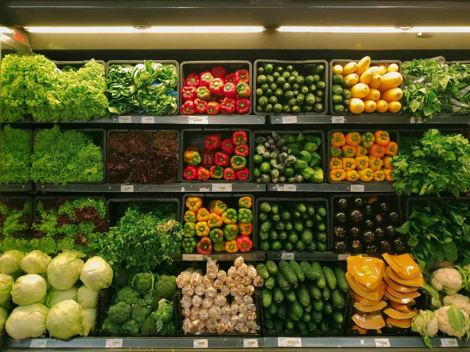 Rafturi luminoase cu produse alimentare